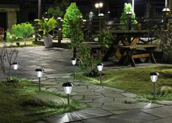 Có nên sử dụng đèn năng lượng mặt trời cho sân vườn